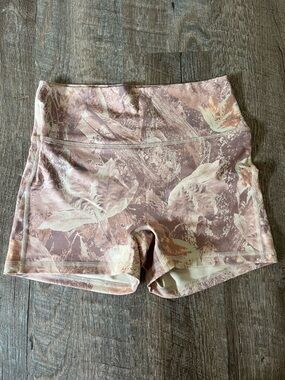 Fleo High-Waist Camo 3” Shorts size Medium
